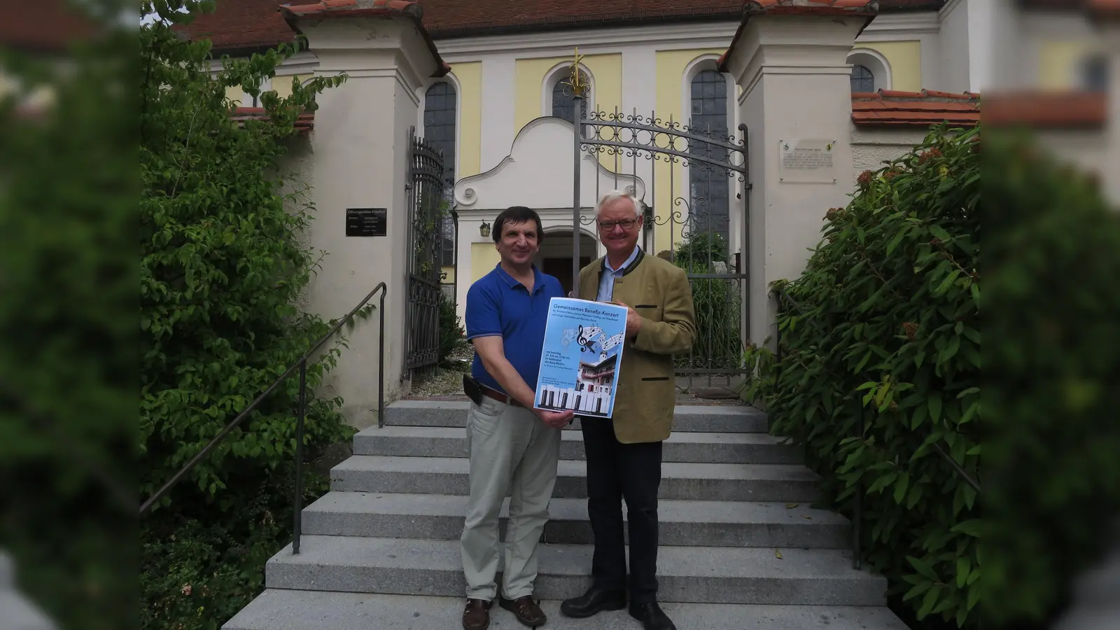 Der Grafinger Chorregent Ferenc Dibusz mit Straußdorfer Kirchenpfleger Josef Rothmoser (vom links). (Foto: Pfarrei Grafing )