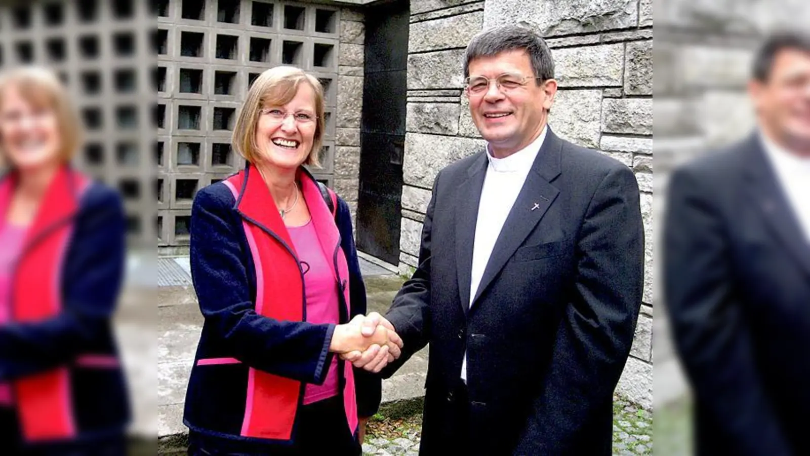 Angelika Henrichs vom Pfarrgemeinderat heißt den neuen Seelsorger in St. Severin willkommen.	 (Foto: VA)