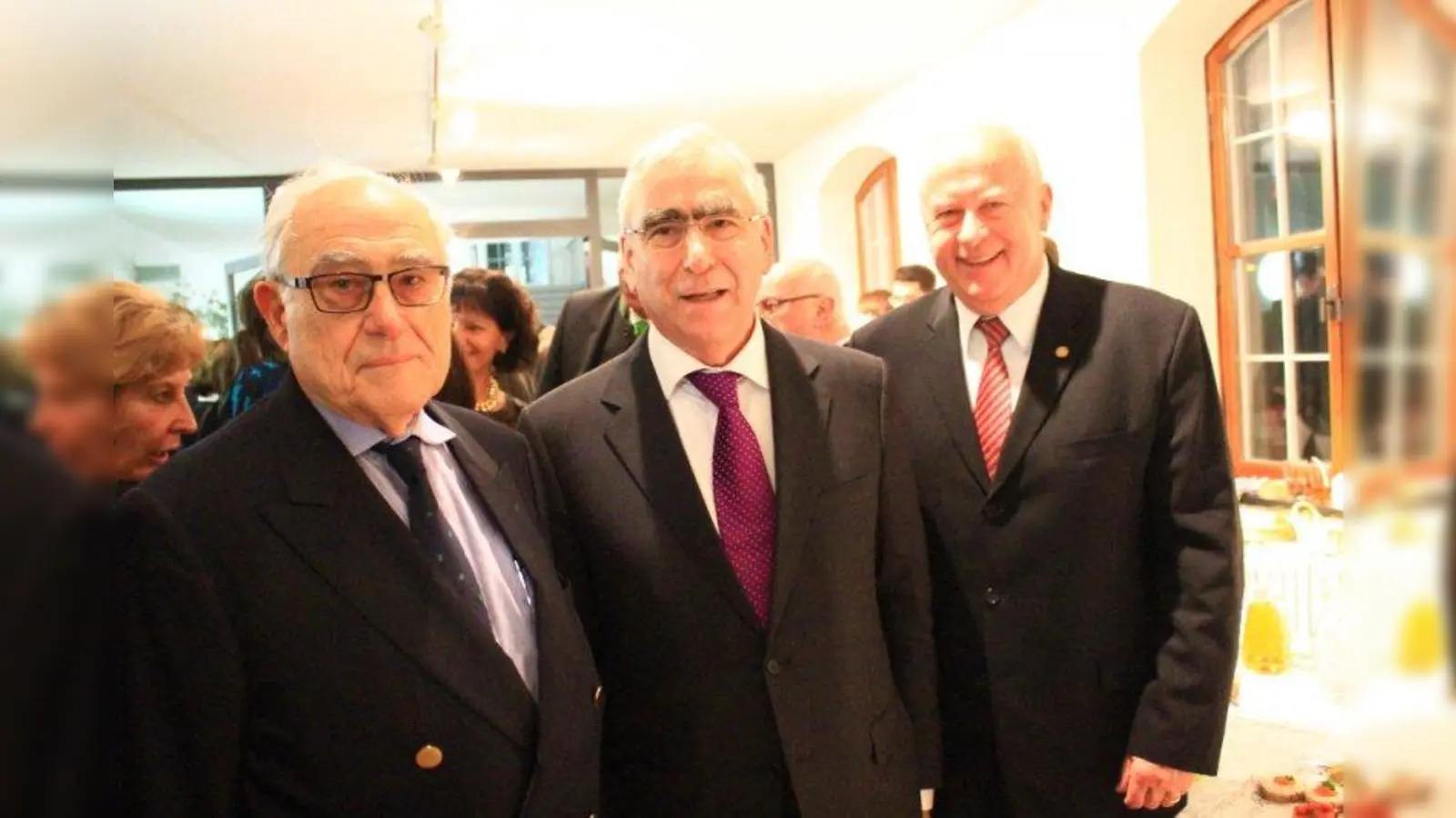 Peter M. Schmidhuber (1931-2020) neben seinem Freund und Weggefährten Theo Waigel sowie Altstadtrat Thomas Schmatz (von links) beim Pasinger Wildessen 2013. (Foto: us/archiv)