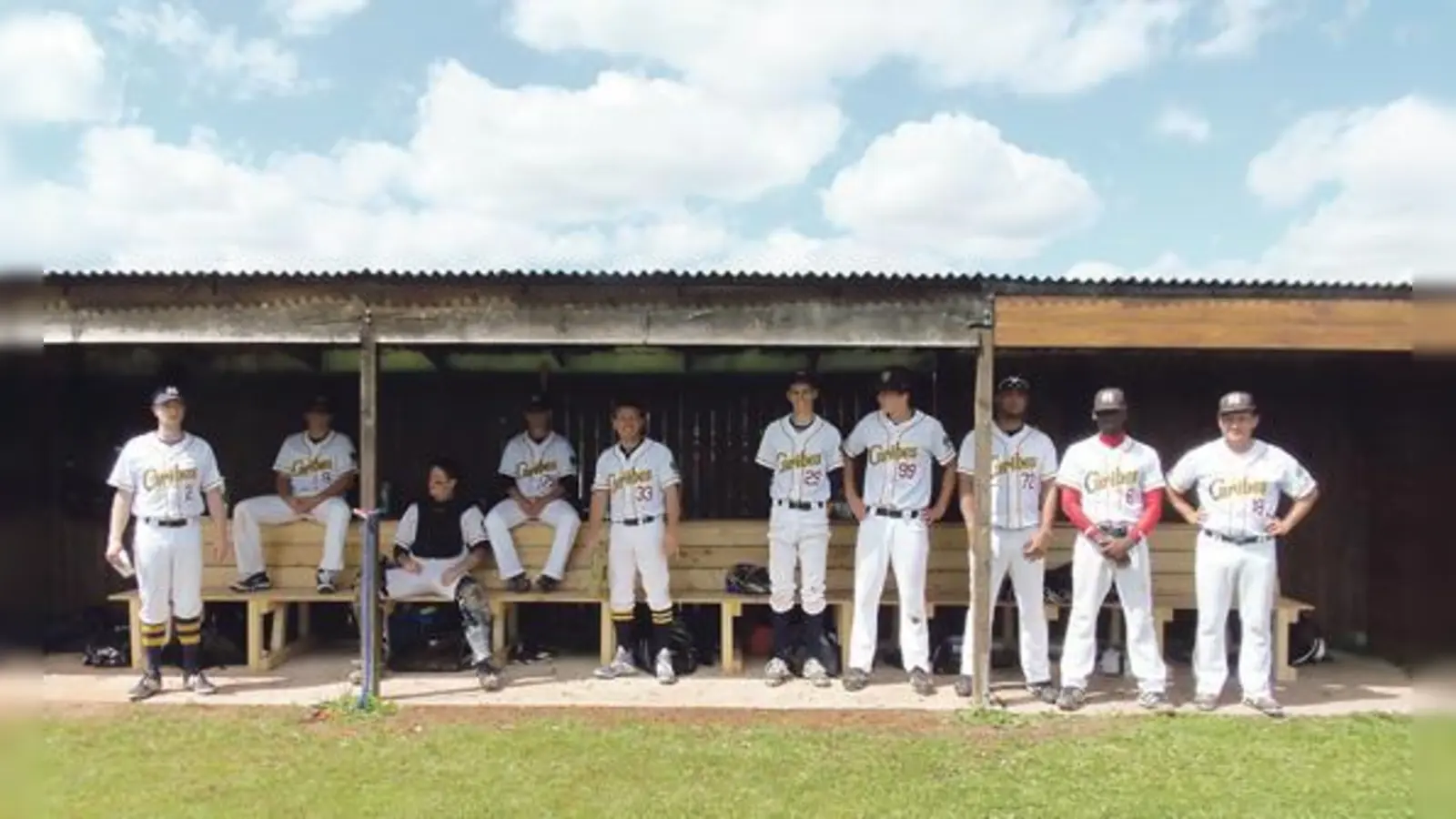 Können stolz auf sich sein: die München Caribes mit Trainer Steve Walker (l.)	 (Foto: Caribes)