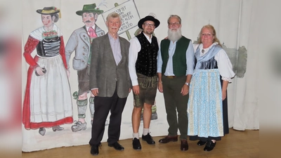 Alexander K. Wandinger mit den Ampertalern Dr. Edgar Forster, Markus Erhorn und Evi Wittmann (v. l.)<br> (Foto: D'Ampertaler Dachau)