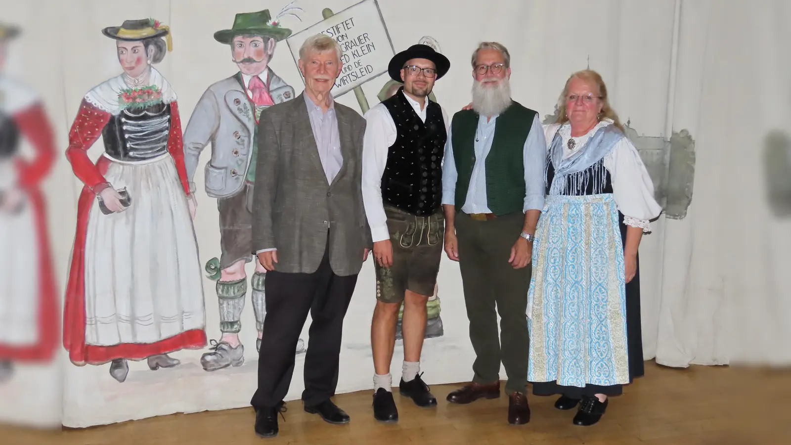 Alexander K. Wandinger mit den Ampertalern Dr. Edgar Forster, Markus Erhorn und Evi Wittmann (v. l.)<br> (Foto: D'Ampertaler Dachau)