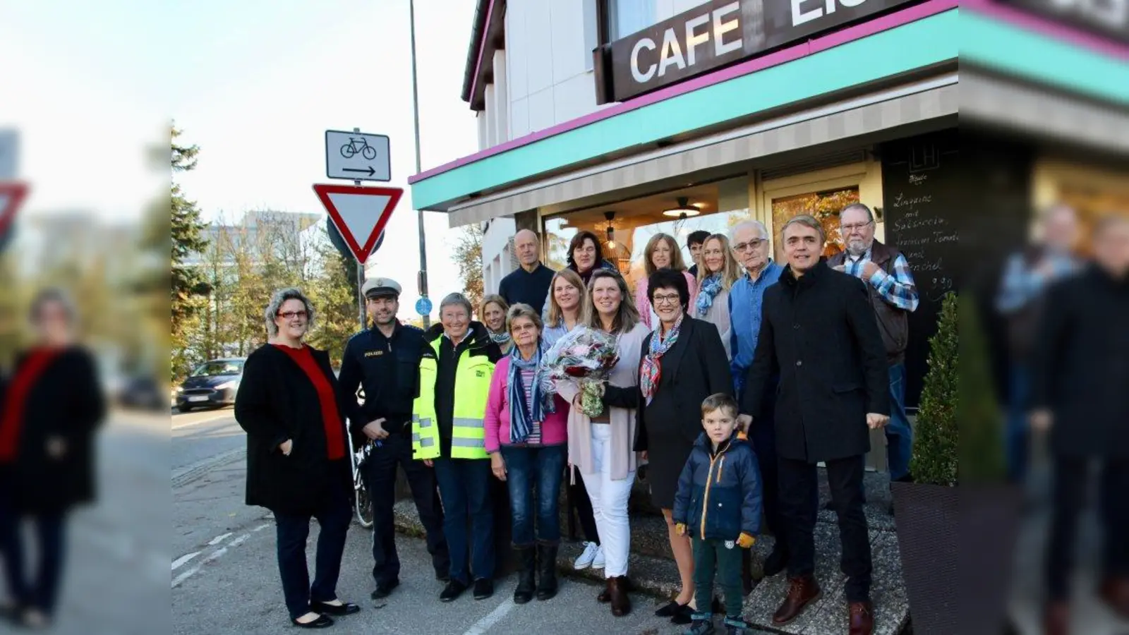 „Herzliches Dankeschön für Ihr Engagement!” Alexandra Heckl aus dem Rathaus, Kontaktbeamter Ralf Nowack (v.l.) sowie Bürgermeisterin Brigitte Kössinger (vorn 2.v.r.) mit Stockdorfer und Buchendorfer Schulweghelfern. (Foto: us)