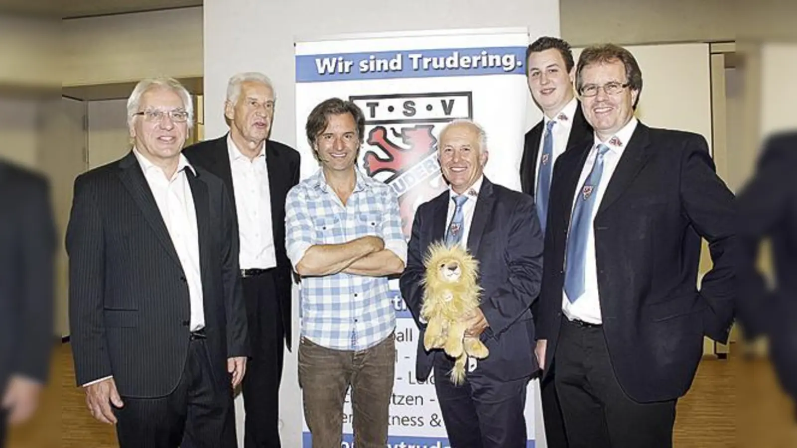 Chris Böttcher und Vorstände des  (Foto: Ein Foto mit Erinnerungswert. Der Festabend geht in die Vereinsgeschichte ein.)