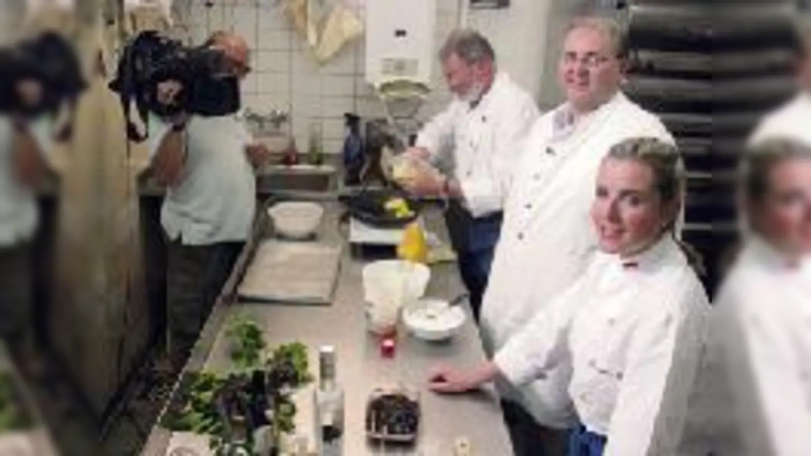 Friedrich und Andrea Huber mit Pfarrer Wolfgang Fischer (Mitte) beim Dreh zur Fernsehserie »Aribonenstraße«.   (Foto: Stocker)