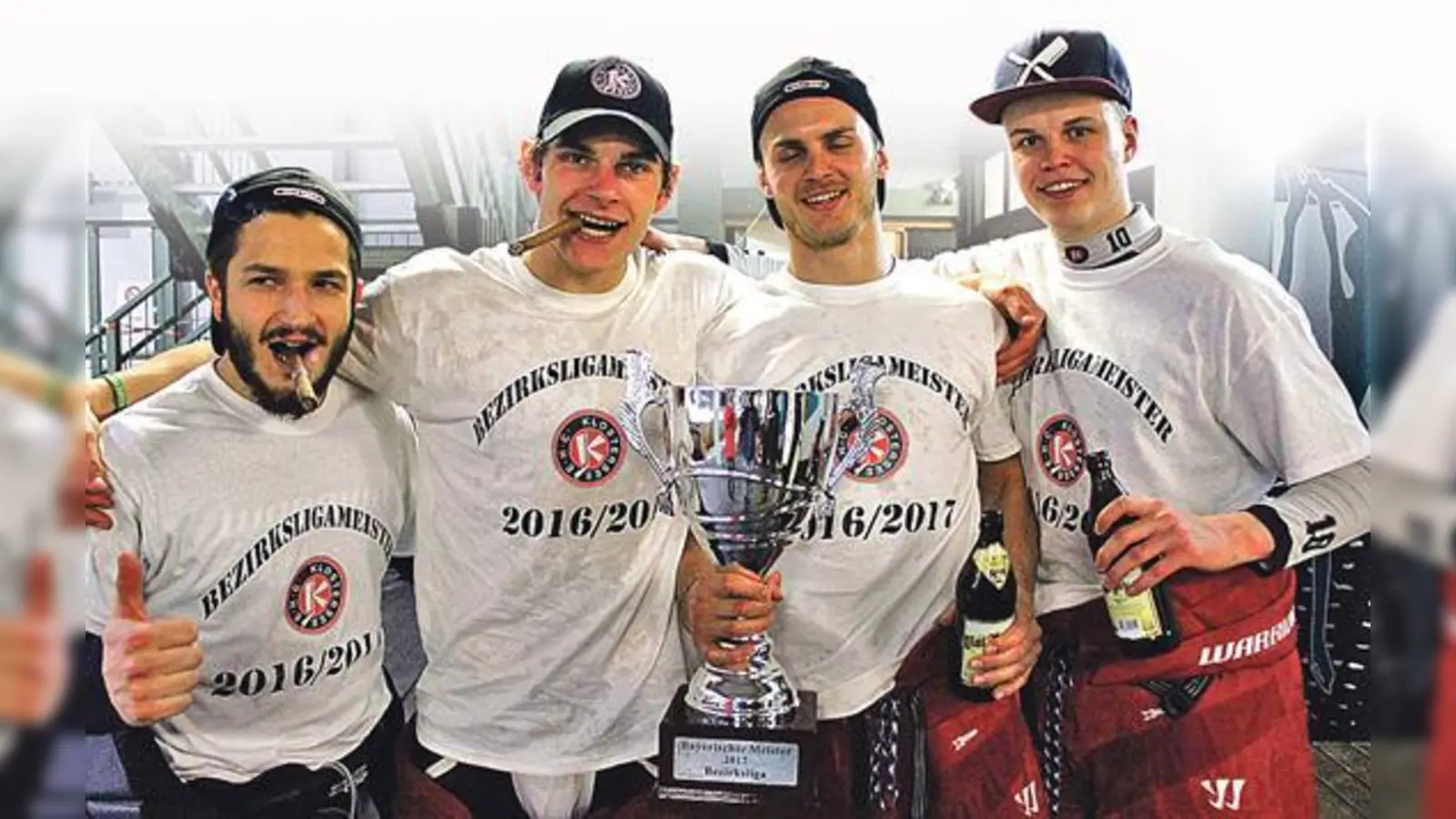Ferdinand Bacher (links) und Patrick Roeder (rechts, zusammen mit Louis Bölingen und Maximilian Knispel) nach der vom EHC Klostersee gewonnenen Final-Serie um die Bezirksliga-Meisterschaft in Lindau.  (Foto: smg/Archiv)