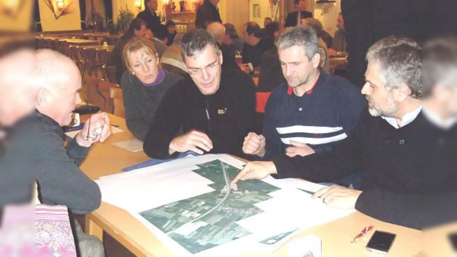 Die vom Ausbau der Autobahnraststätte Holzkirchen-Süd besonders betroffenen Landwirte und Anwohner wollen die Autobahndirektion mit eigenen Standortvorschlägen überzeugen.	 (Foto: hol)