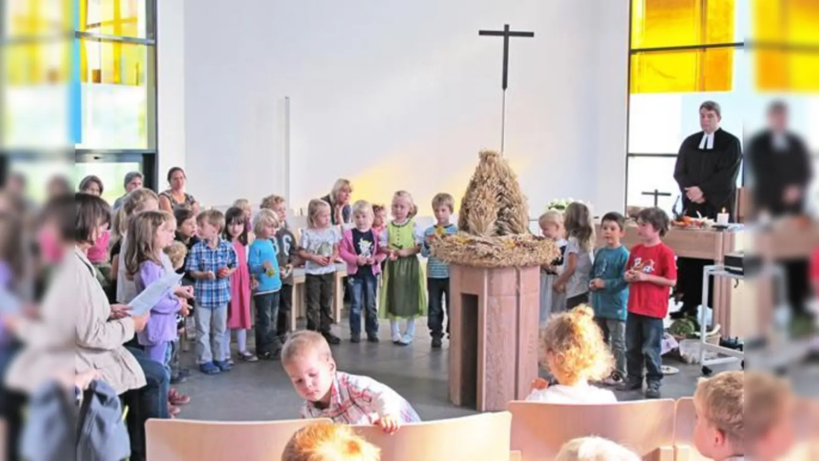 Der evangelische Kindergarten feierte mit dem neuen Pfarrer Simonsen Erntedank.	 (Foto: Privat)