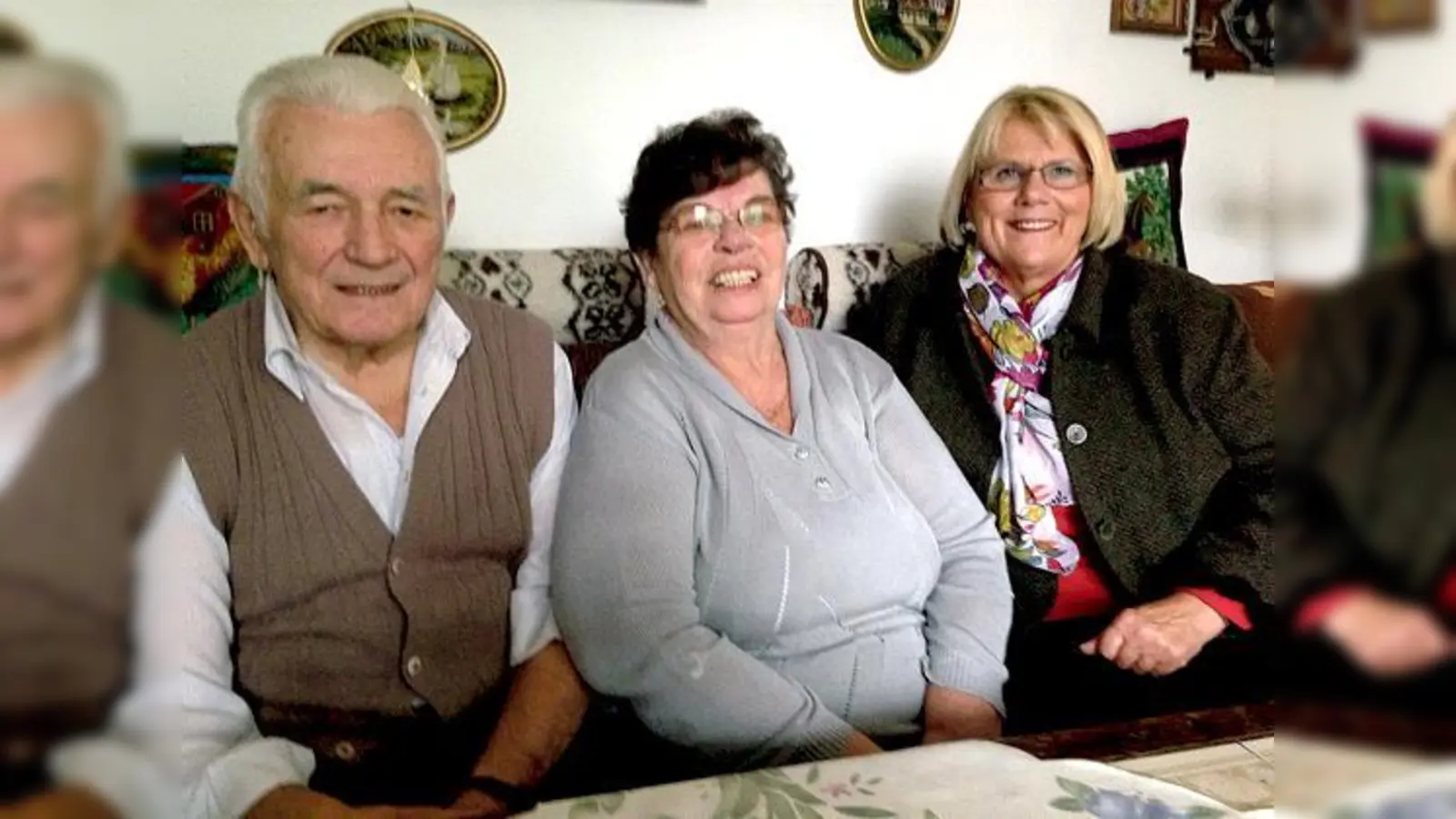 Das Ehepaar Sireteanu mit Bürgermeisterin Hannelore Gabor (r.). 	 (Foto: Stadt Garching)