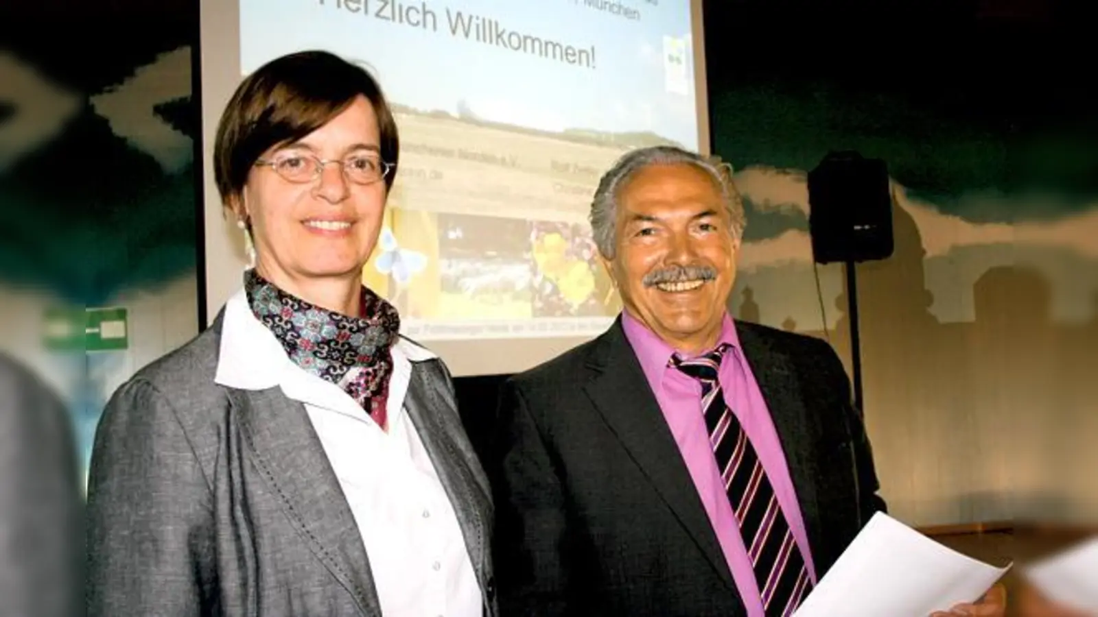 Sie präsentierten am Montagabend in der Bayern-Kaserne das Besucherkonzept für die Fröttmaninger Heide: Heidehaus-Geschäftsführerin Christine Joas und der Vorsitzende des Heideflächenvereins Rolf Zeitler.	 (Foto: ws)