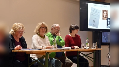 Bei der inszenierten Lesung ihres Textes wird die Münchner Kulturwissenschaftlerin Karin Sommer unterstützt von Elfie Kriester, Fritz Letsch und Anlis Spitzauer. (Foto: vhs olm)