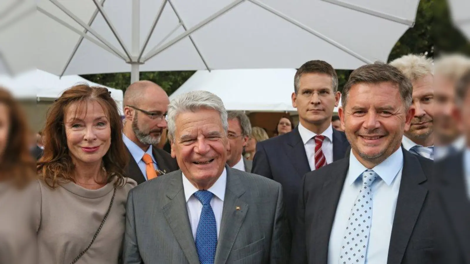 Bürgerschaftliches Engagement würdigen und stärken - das war nicht nur die Botschaft des Bürgerfestes, sondern auch Gesprächsthema zwischen Joachim Gauck (m.) und dem Vorsitzenden der dm-Geschäftsführung Erich Harsch (r.). (Foto: dm)