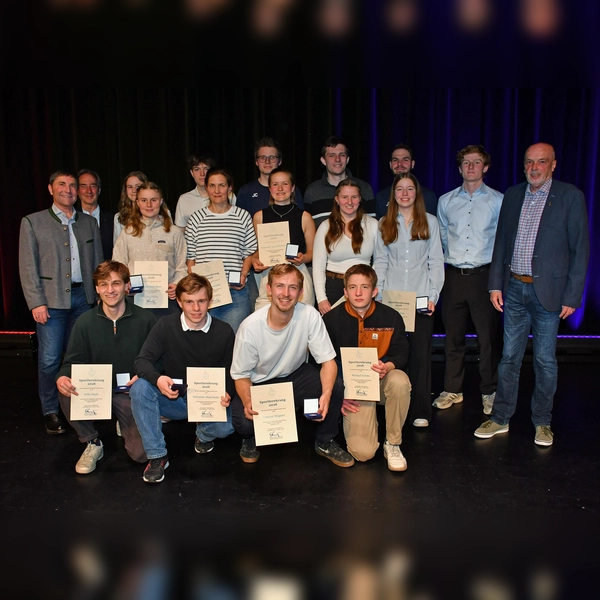 Die Spieler der Ultimate-Frisbee-Abteilung des TSV Unterföhring - eingerahmt vom Ersten Bürgermeister Andreas Kemmelmeyer (ganz links), dem Dritten Bürgermeister Johannes Mecke (rechts daneben) und dem Zweiten Bürgermeister Manuel Prieler (ganz rechts) - haben 2025 national wie international für Furore gesorgt. (Foto: Gemeinde Ufg/foe)