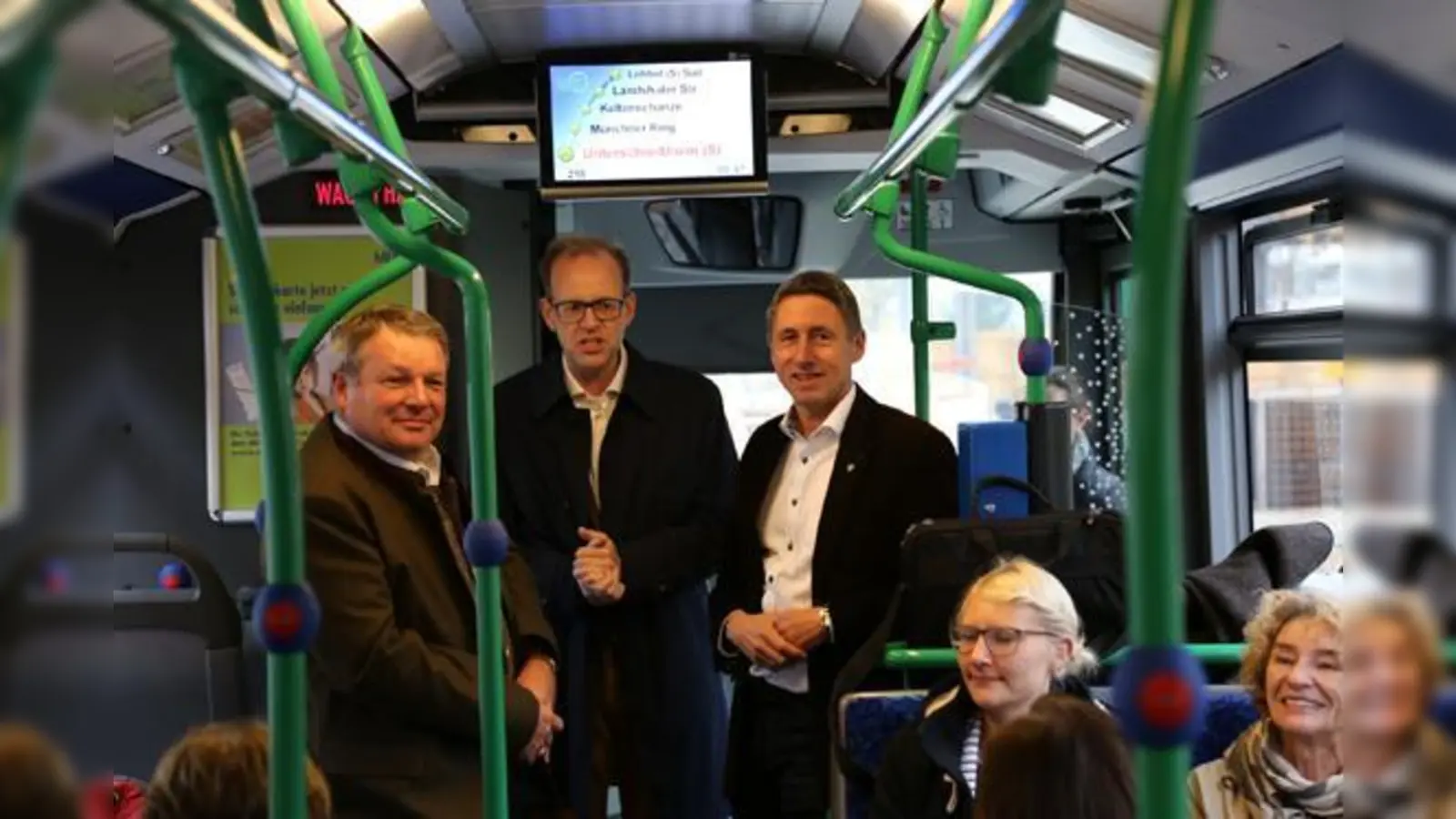 Stellvertretender Landrat Ernst Weidenbusch, MVV-Geschäftsführer Bernd Rosenbusch und Erster Bürgermeister Christoph Böck (v.l.n.r.) luden zur Testfahrt in der neuen Linie 218 ein.  (Foto: privat)
