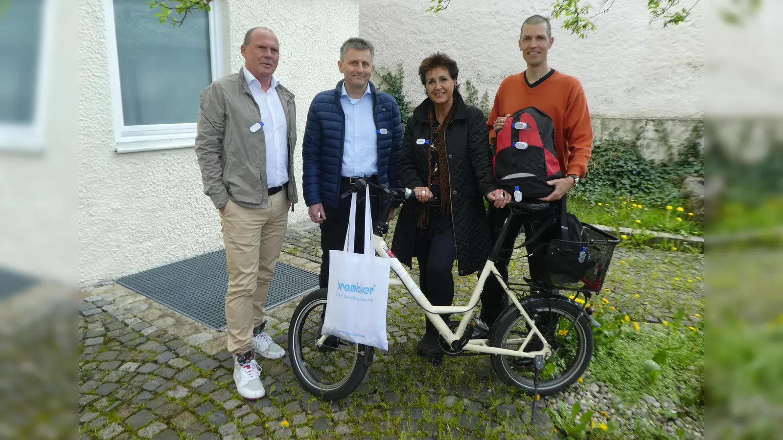 Sorgen für mehr Sicherheit (von links): Jörg Wolters und Herbert Dopfner von der Bremicker Versicherungstechnik übergaben Bürgermeisterin Angelika Flock und Radverkehrsbeauftragtem Stefan Frenzl 500 Verkehrsleuchten. (Foto: Stadt Weilheim)
