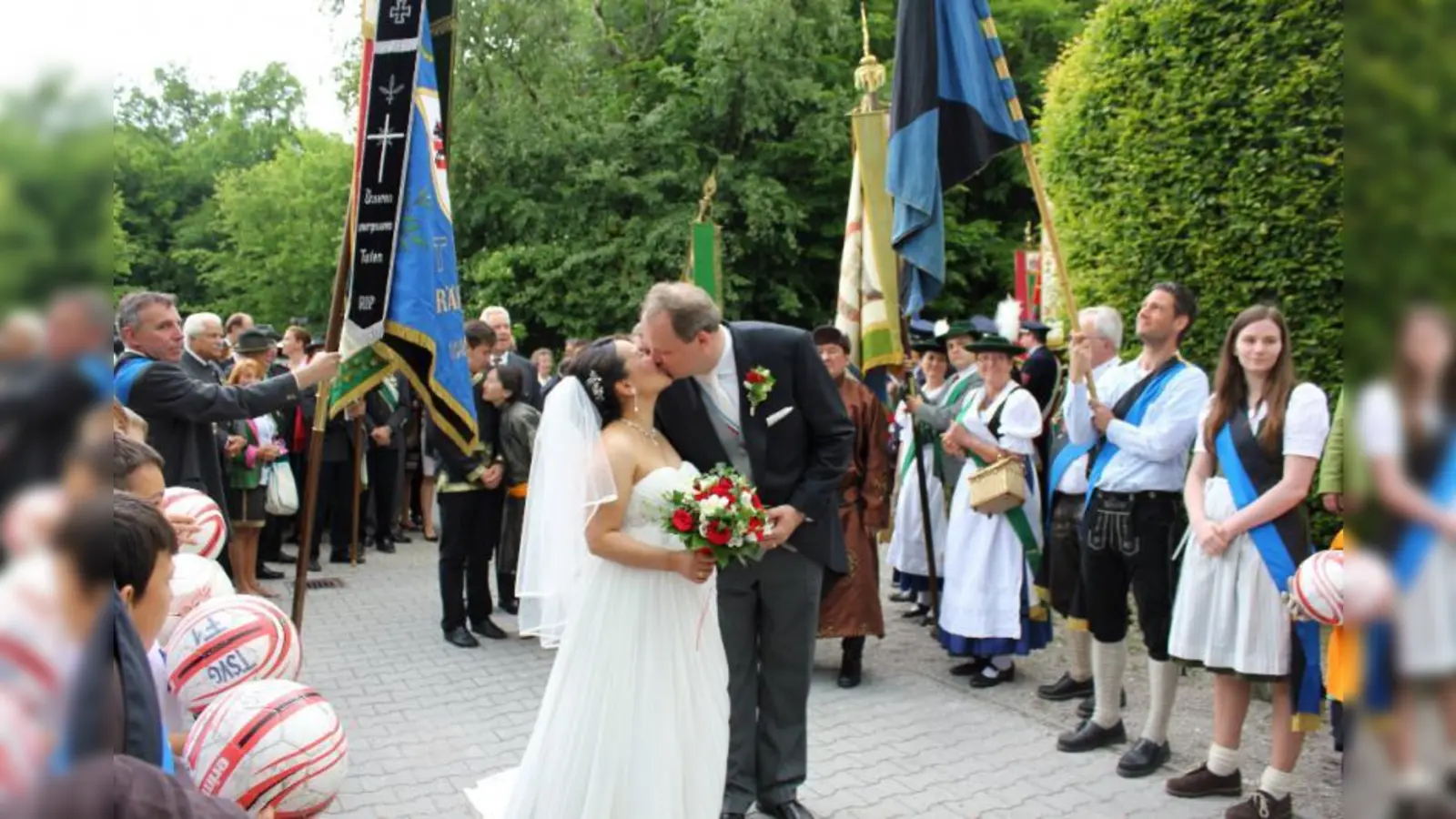 Dichtes Spalier aus Vereinsabordungen, Würdenträger, Politiker: Ochmaa und Chrsitoph Göbel nach ihrer kirchlichen Trauung in der Planegger Waldkirche. (Foto: US)