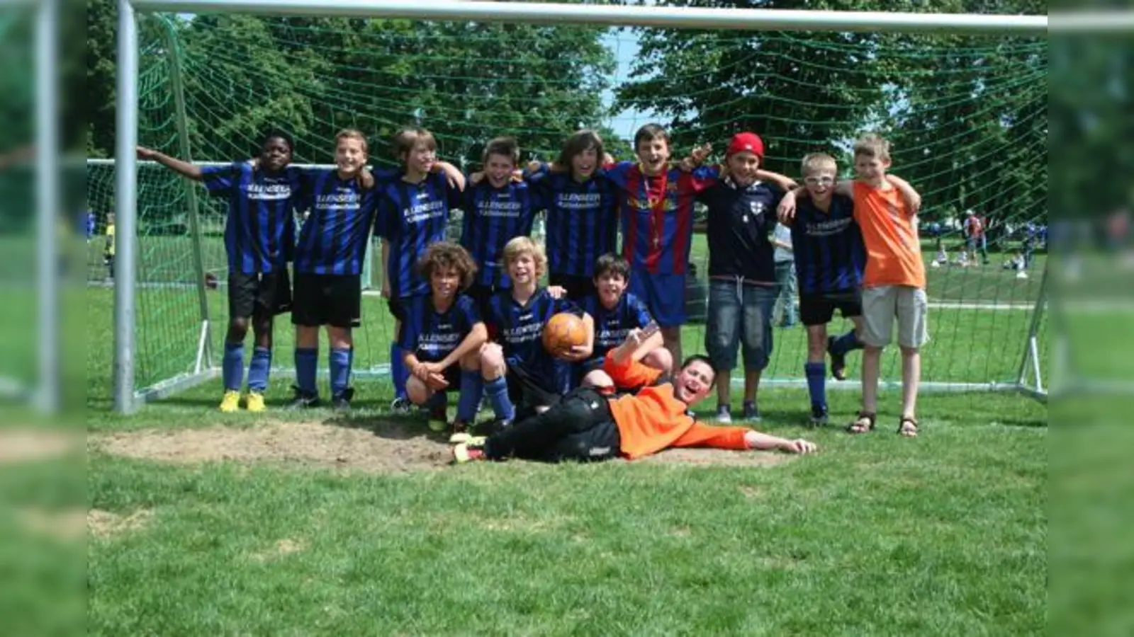 E1 Jugend (v.  (Foto: Isidor Akpeko, Leurat Statovci, Luca Dal Pont, Tim Schedler, Hannes Eiselt, Gentian Ademi, Adriano Mulej, Jonas Niksch, Niklas Königsfeld (hinten), Ilias Idrissi, Moritz Kuffner, Michael Durisic (kniend) und Maximilian Joha (liegend).)