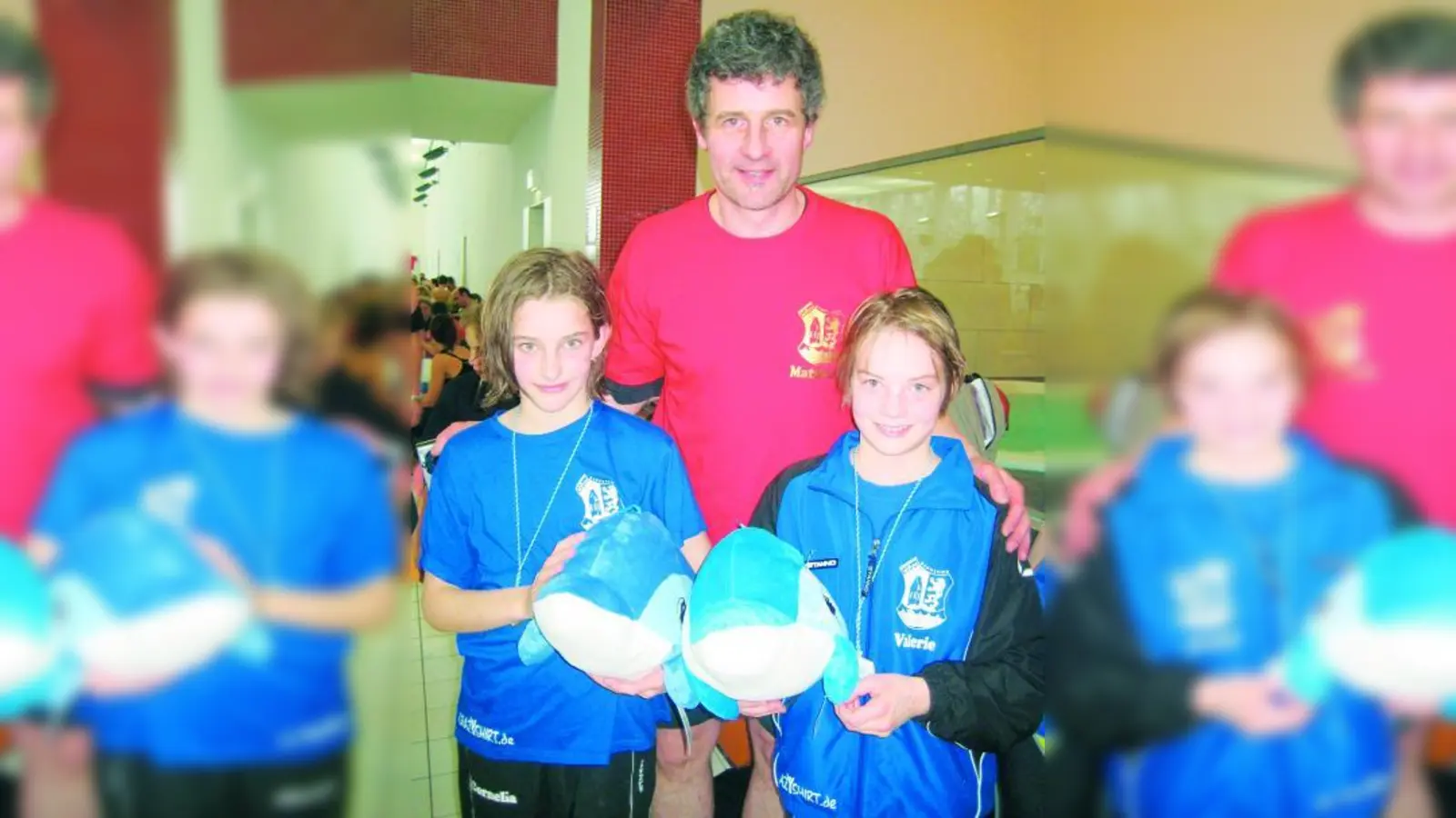 Der SSG-Vereinsvorsitzende Matthias Rentsch mit den Germeringer Schwimmerinnen Valerie Wechner und Cornelia Rips. (Foto: pi)