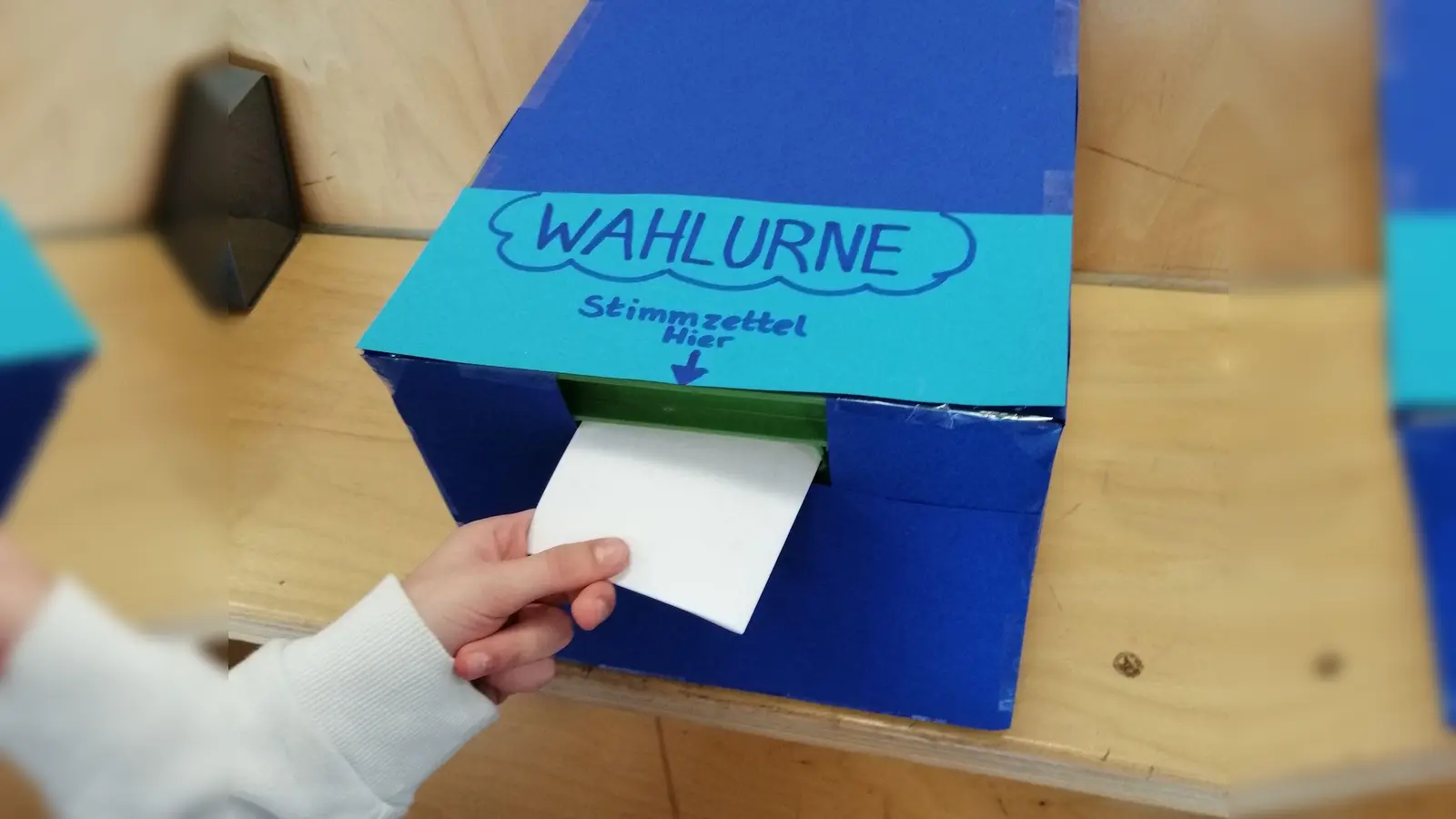 Die Wahlurne ist zwar selbstgemacht, sonst läuft bei der U18-Bundestagswahl aber alles so ab wie bei der „großen” Bundestagswahl (Foto: KJR)