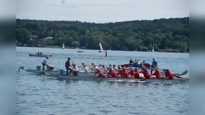 Riesengaudi vor spektakulärer Kulisse. Beim 4. Starnberger Drachenbootrennen paddelten elf Mannschaften um den Sieg. (Foto: Eisinger)