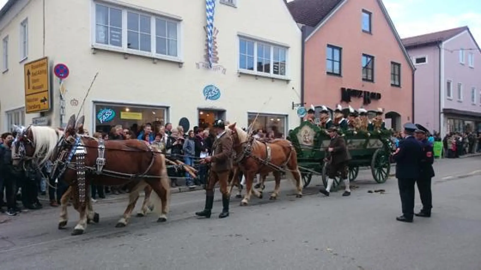 Dreimal ziehen die Pferdegespanne am Sonntag, 28.10.,  um die Leonhardikirche, um dort den kirchlichen Segen zu bekommen.  (Foto: VA)