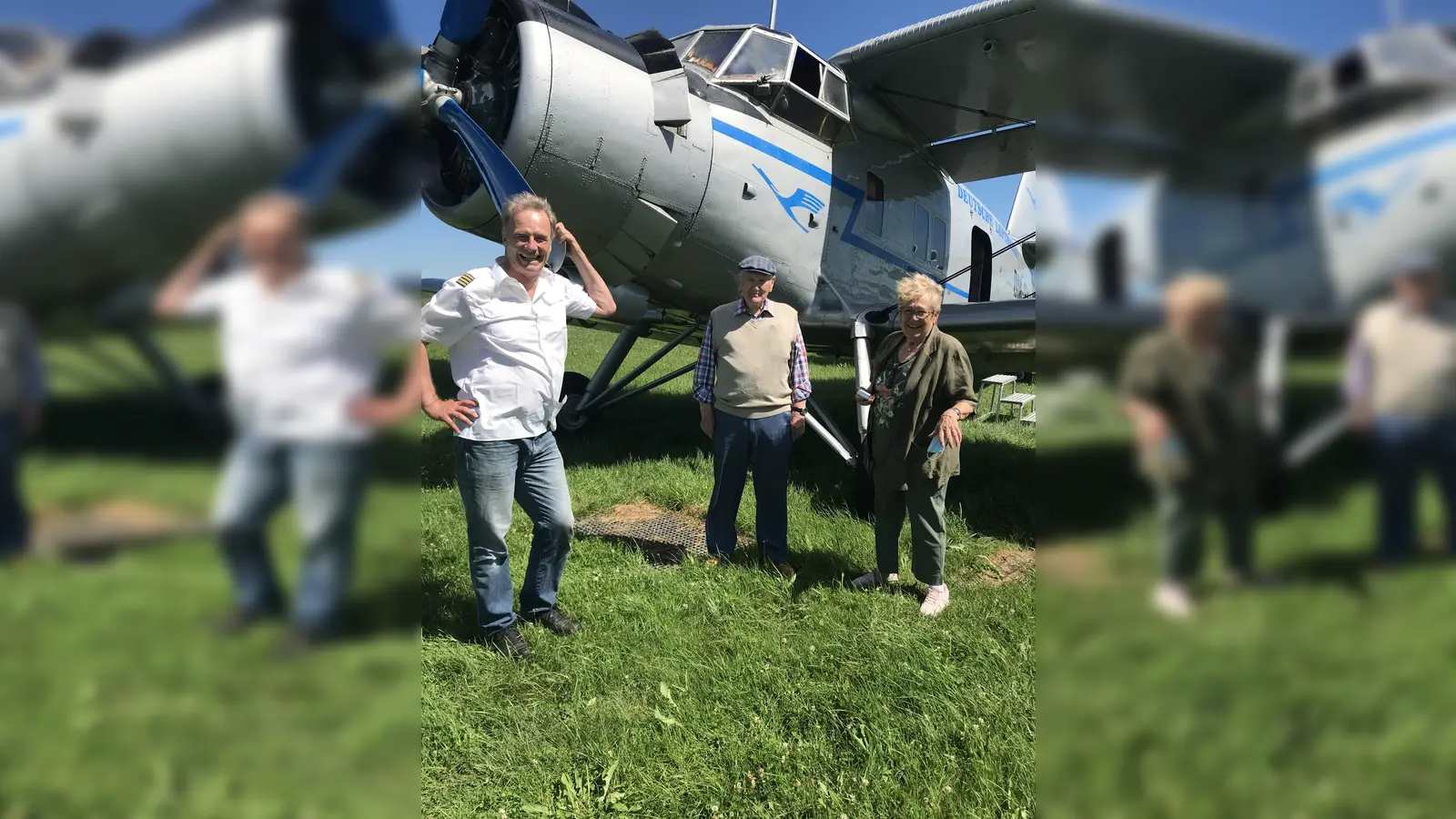 Andreas Wild (l.) freut sich über seinen ältesten Passagier, Herbert Gruhl, der den Flug von seiner Verwandten zum 100. Geburtstag geschenkt bekam. (Foto: Privat)