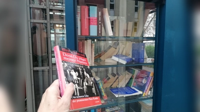 Der Lebert-Band über die Kinder von Nazi-Führern im Bücherschrank vor dem ASZ Untergiesing. (Foto: job)