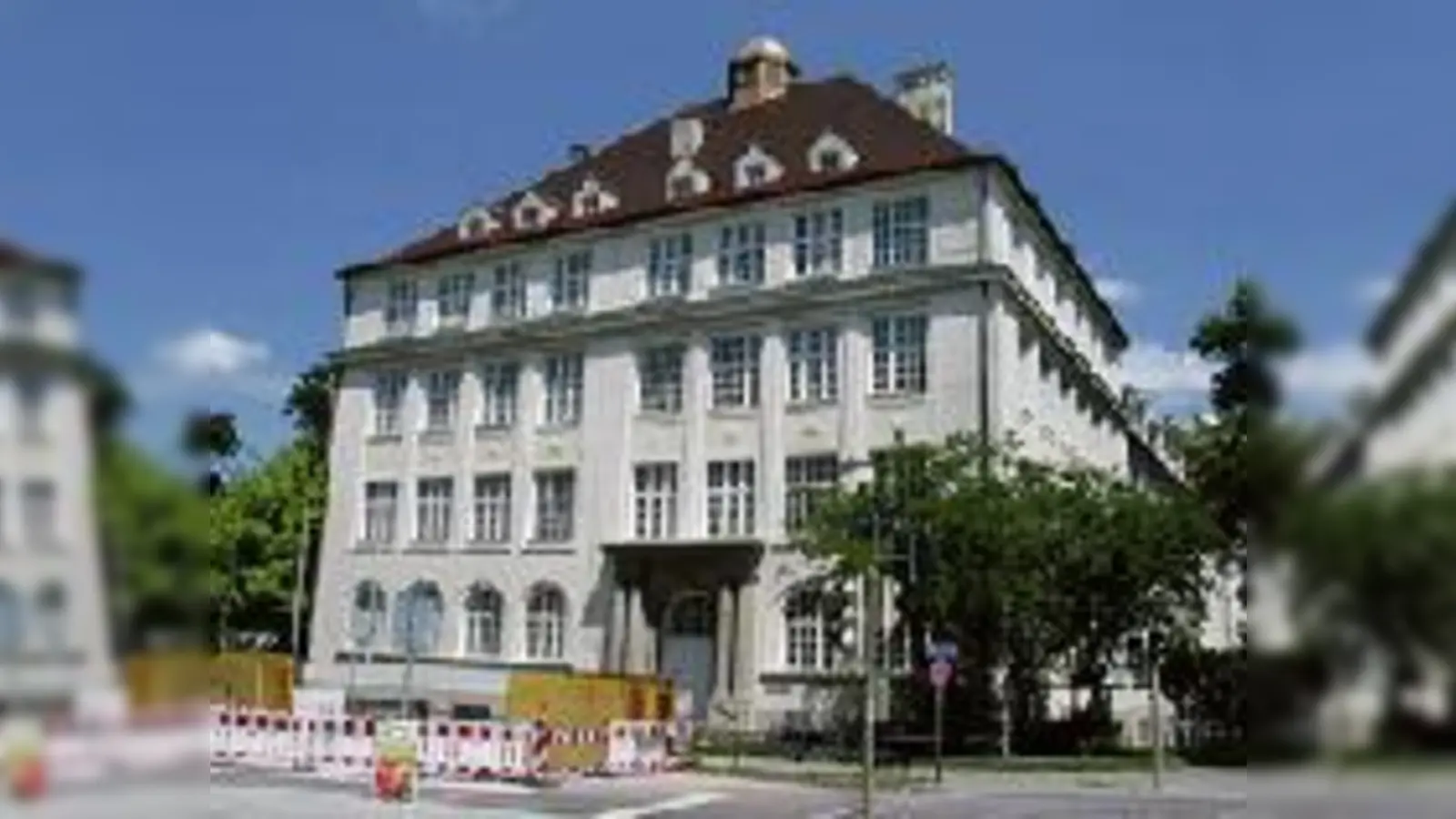 Die Führichschule im Zentrum von Ramersdorf muss dringend saniert werden. Jetzt liegen erste Pläne vor.	  (Foto: aha)