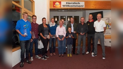 Die Sieger: v.l.  Lorenz Kenndoff, 1. Netto A, Vincent Weber, 1. Jugend männl., Vanessa Schwarzhuber, 1. Jugend weibl., Manuela Binder, 2. Netto A, Miranda Yates-Steg, 1. Damen, Markus Römer, 1. Netto C, Tim Wiedemeyer, 2. Netto C, Michael Schamberger, 1. Senioren, Karl Langwieder, 1. Herren, Clubmanager Jens Bücker, Vize-Präsident und Spielführer Ludwig Binder. (Foto: privat)