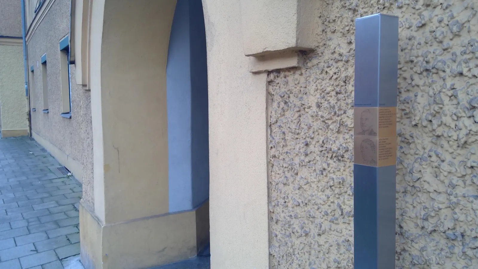 Das Erinnerungszeichen für Julie und Ludwig Löwenthal steht in der Rosenheimer Straße 214. (Foto: bas)