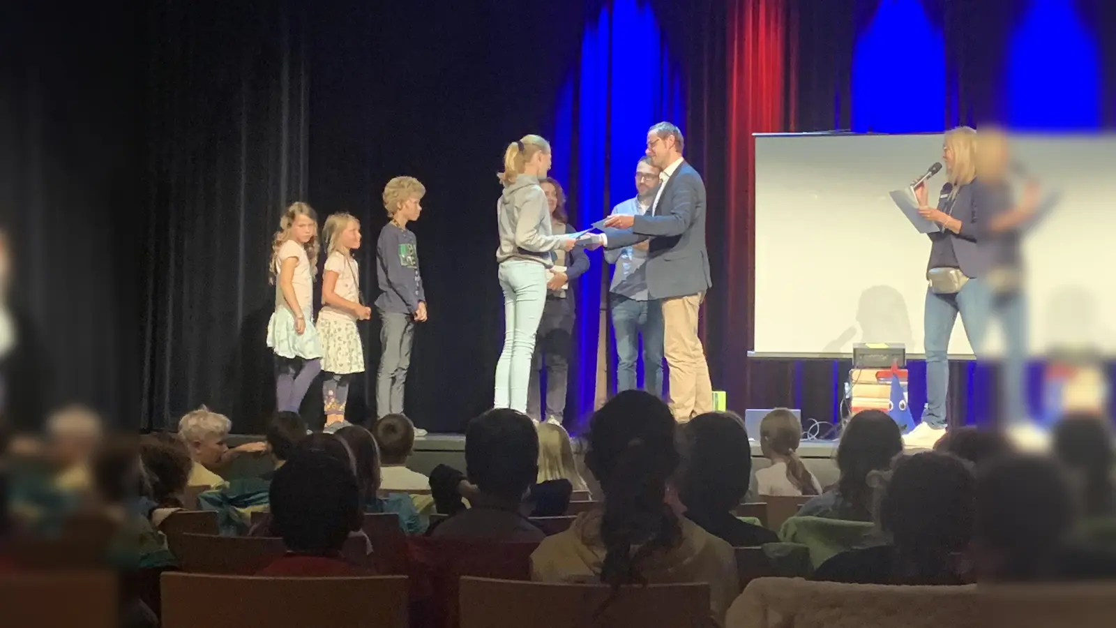 Im Gautinger Sommerferienleseclub brachten es 131 Kinder auf sagenhafte 700 gelesene Bücher. Sie alle erhielten kleien Preise und Gutscheine von drittem Bürgermeister Markus Deschler (r.) überreicht. (Foto: Doreen Kleiner)