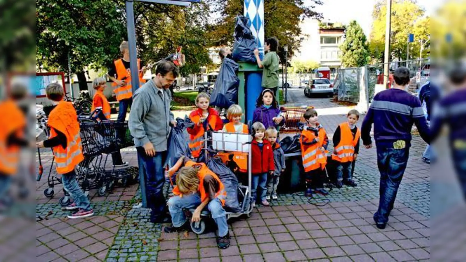 50 Erwachsene und 20 Kinder befreiten ihren Stadtteil am vergangenen Samstag von Unrat. 	 (Foto: wa)