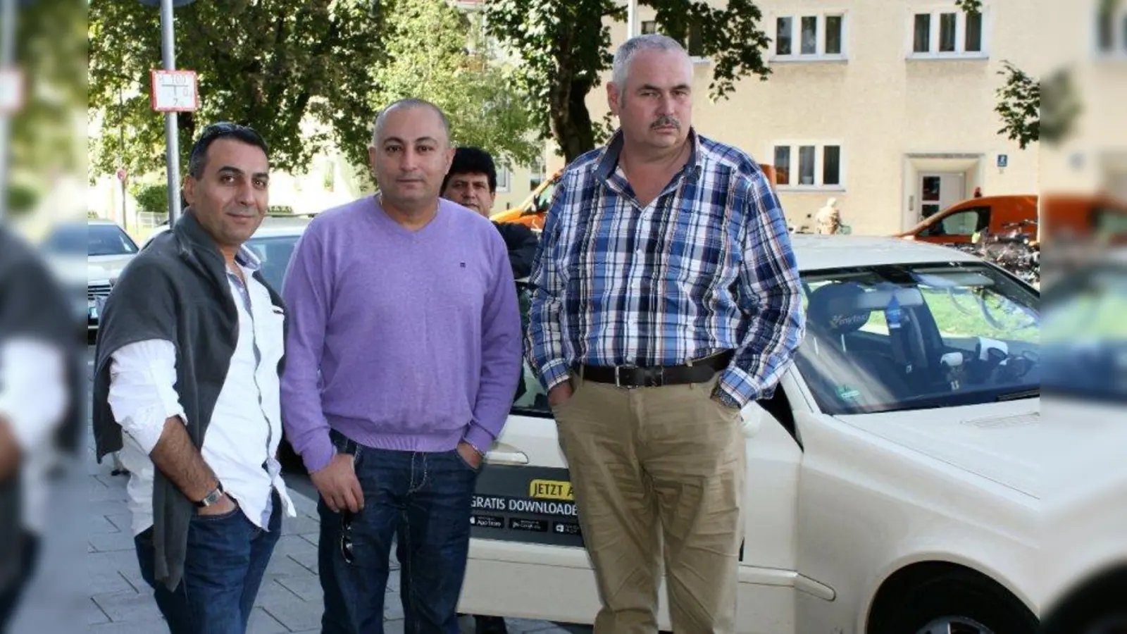 „Wir brauchen einen Pasinger Großstandort vor dem Bahnhof. Da lassen wir nicht locker”, bekräftigen Hayrul Cengiz, Naim Sengün und Roland Rippl (v.l.) stellvertretend für die vielen Pasinger Taxi-Fahrer. (Foto: US)