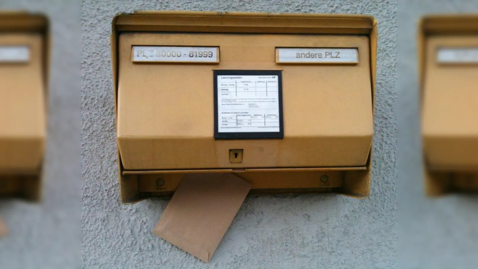 Vergessen: Der Steuerbrief fiel nicht in den Postsack, sondern blieb für jedermann sichtbar am Kasten hängen. (Foto: job)