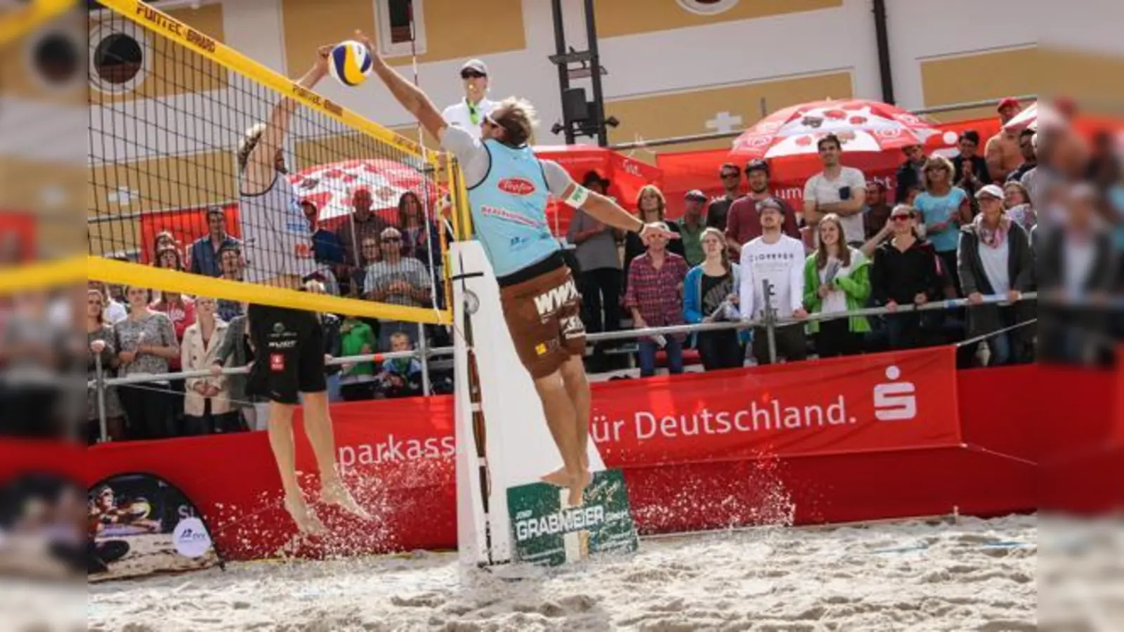 Einen packenden Fight lieferten sich Konstantin Schmid (links) und Benedikt Doranth (rechts) im Finale des BVV Beach Masters in Ebersberg.	 (Foto: Beach2Go)