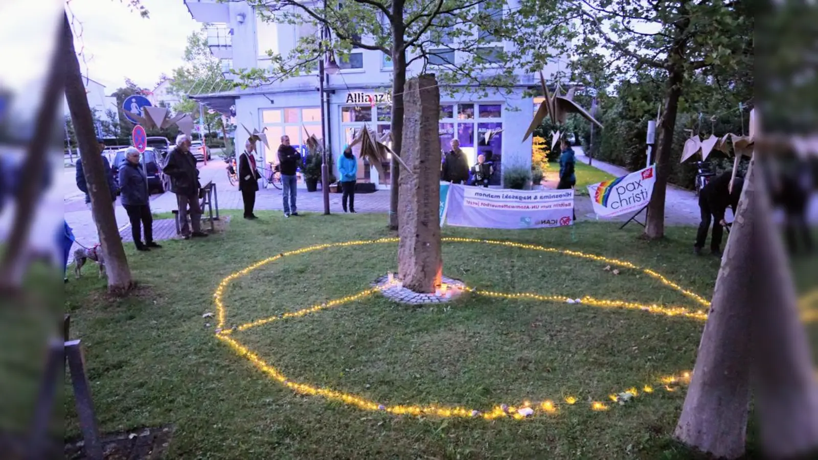 Am Freidenspfahl in Gilching wurde an den Abwurf der Atombomben auf Hiroshima und Nagasaki aber auch an die aktuellen Konflikte auf der Welt gedacht.  (Foto: Pax christi)