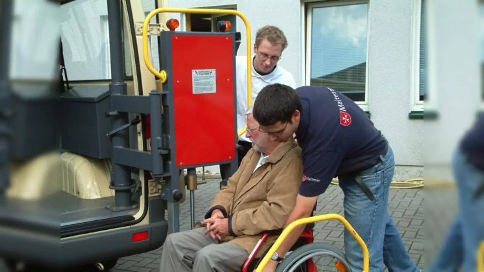 Die Malteser suchen Absolventen für FSJ und BFD in Ebersberg, unter anderem im Fahrdienst für behinderte und betreuungsbedürftige Menschen.	 (Foto: Malteser)