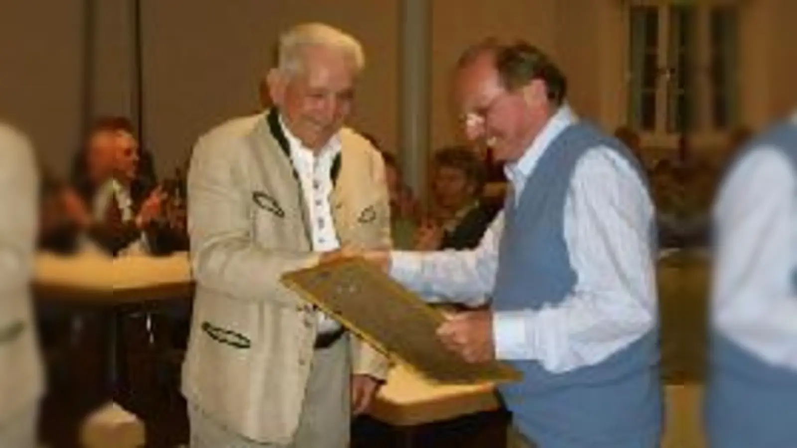 Kassier Heinrich Roth überreicht Georg Schamberger die Ehrenurkunde.  (Foto: Verein)