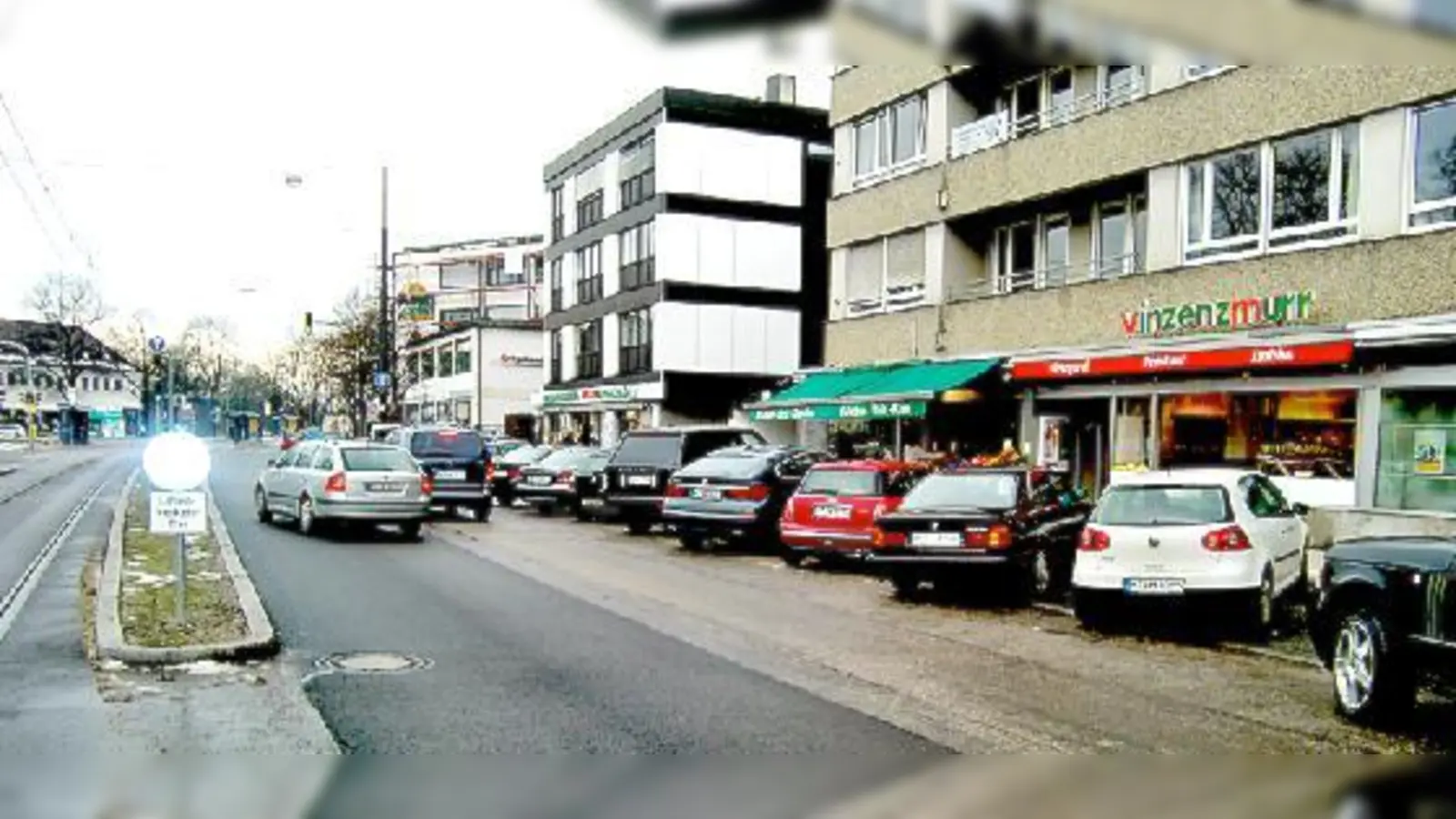 Die Schrägparkplätze vor den Geschäften an der Bülowstraße werden aus  Sicherheitsgründen in Längsstellplätze umgewandelt.			 (Foto: ikb)