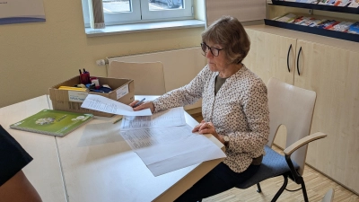 Unterstützung gibt es in der Würmtal-Insel zum Beispiel beim Ausfüllen von Formularen. (Foto: Würmtal-Insel)