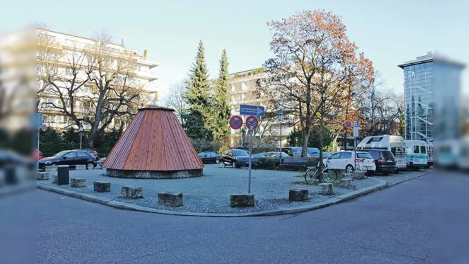 Der kleine Artur-Kutscher-Platz mit dem winterlich verhüllten Brunnen des Künstlers Lothar Dietz. 	 (Foto: P.H.)