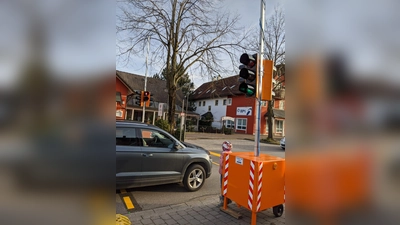 Vom Hallbergmooser Rathaus bis zur Kirche gab es bisher keinerlei Überquerungshilfe - eine über 1,5 Kilometer lange Strecke. (Foto: Jeannine Dressel)