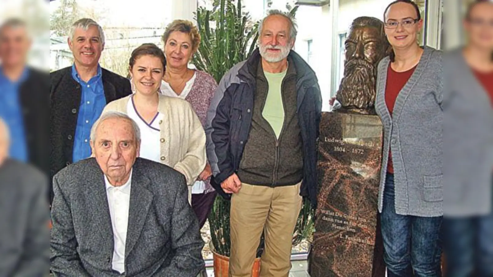 Sind stolz auf 100 Jahre Trägerverein des Senioren- und Pflegeheims Ludwig Feuerbach und ein Jahrhundert Geschichte: Ein Teil der Belegschaft, sowie André Schinck (2. v. l.), Dr. Helmut Selinger (4. v. l.) und Ludwig Fraunhofer (5. v. l.).  (Foto: VA)