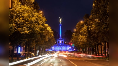 Das Friedensdenkmal am Europaplatz wird am Abend des 9. Mai nochmals in den Europafarben erstrahlen. (Foto: Harry Meister)