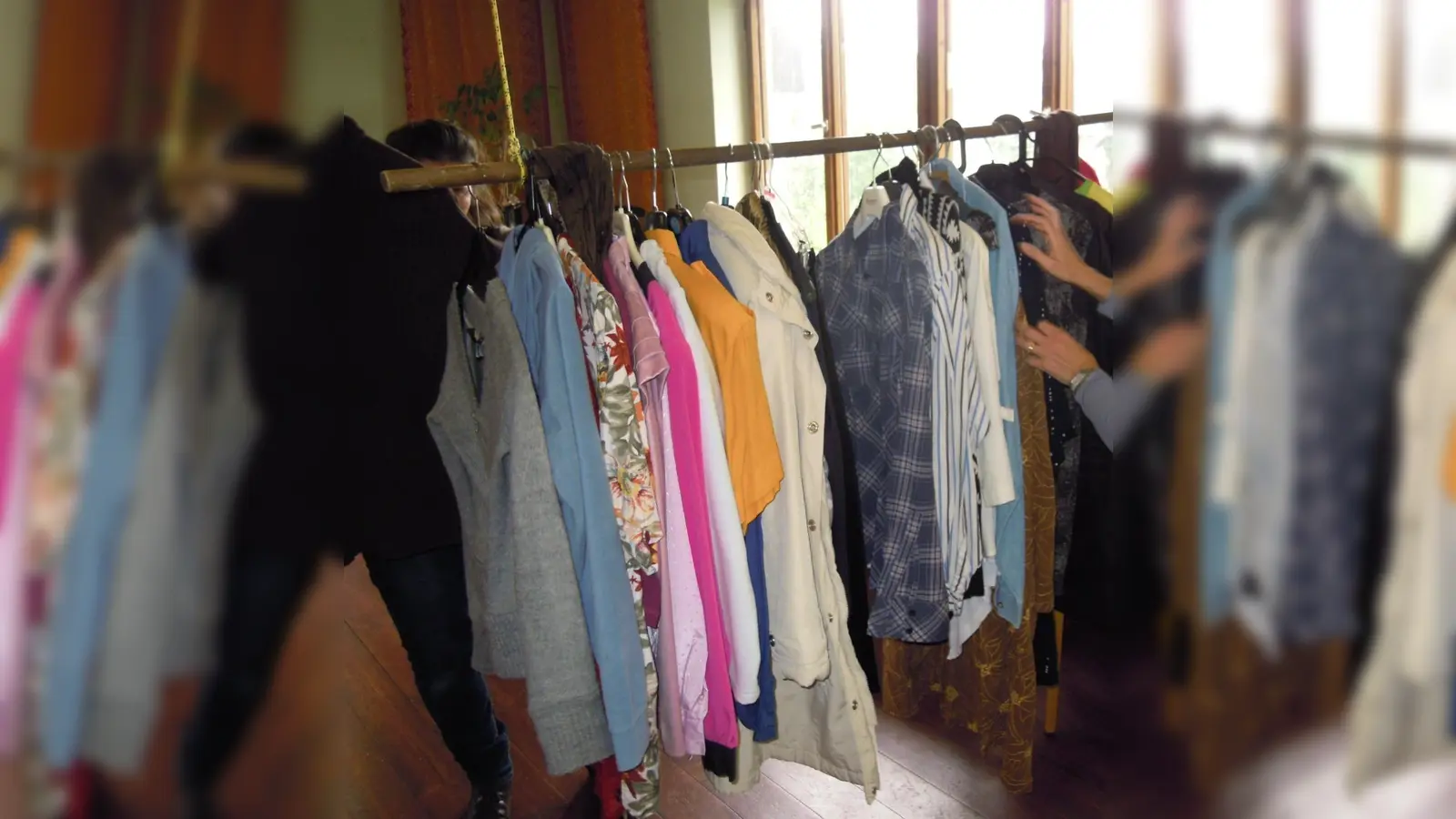 Die Kleidertauschparty findet im Rahmen der Kunstausstellung: „Wo bitte geht’s nach Arkadien?“ statt. (Foto: VA)