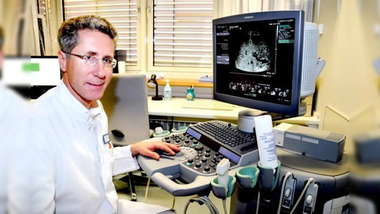 Prof. Thomas Bernatik demonstriert die Funktionsweise des Ultraschallgerätes, mit dem Fettleber-Patienten in derKlinik Ebersberg untersucht werden.	 (Foto: kk)