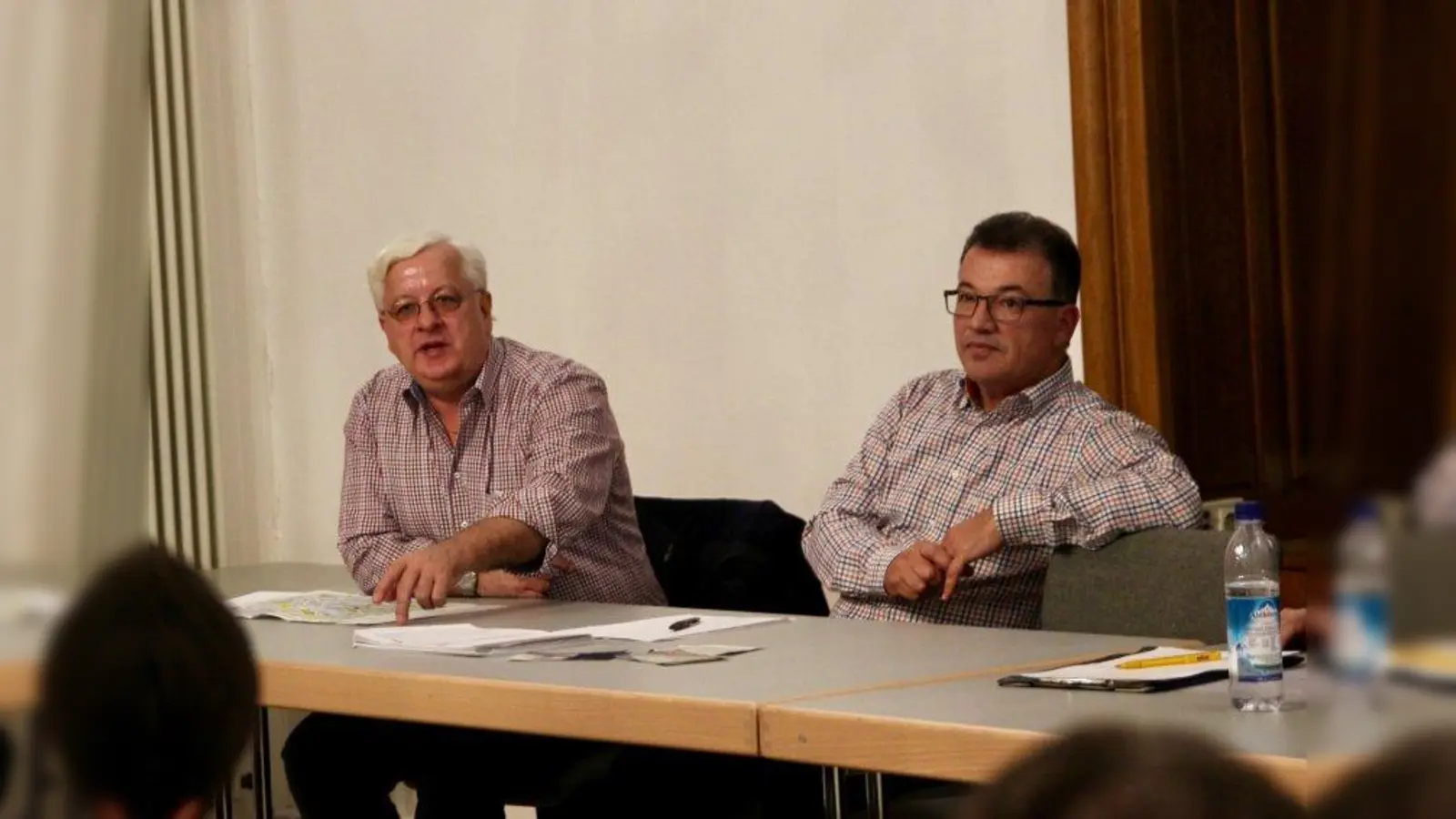 Stadtverkehrsplaner Bernd Schmiedlau und Peter Geck aus dem KVR (von links) erklärten den Anwohnern die möglichen Varianten der Verkehrsberuhigung: Sackgasse schaffen oder Einbahnstraße umdrehen. (Foto: us)