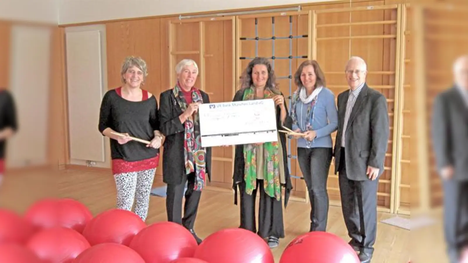 Bei der Scheckübergabe (v. l.)Lisa Rebhan, Wiltrud Keitlinghaus, Barbara Mock, Ulrike Weber, Eike Lehman.	 (Foto: VA)