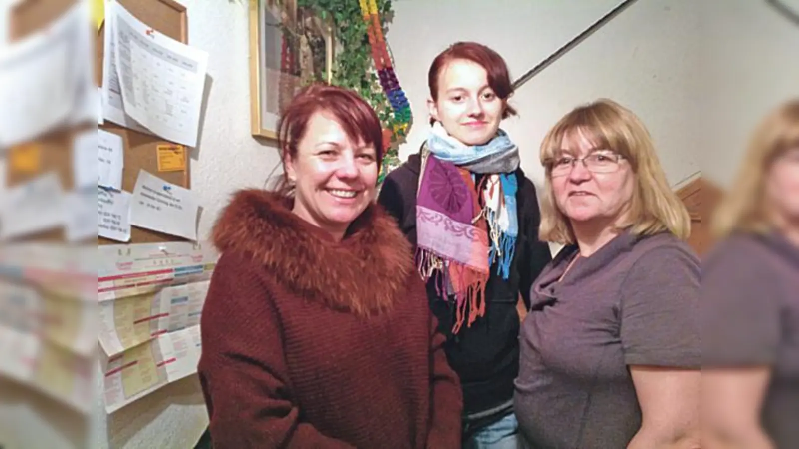 Die Landtagsabgeordnete Diana Sachowitz im Gespräch mit einer Bewohnerin und einer Pädagogion. Sie verspricht Hilfe auf unbürokratische Weise.  (Foto: VA)