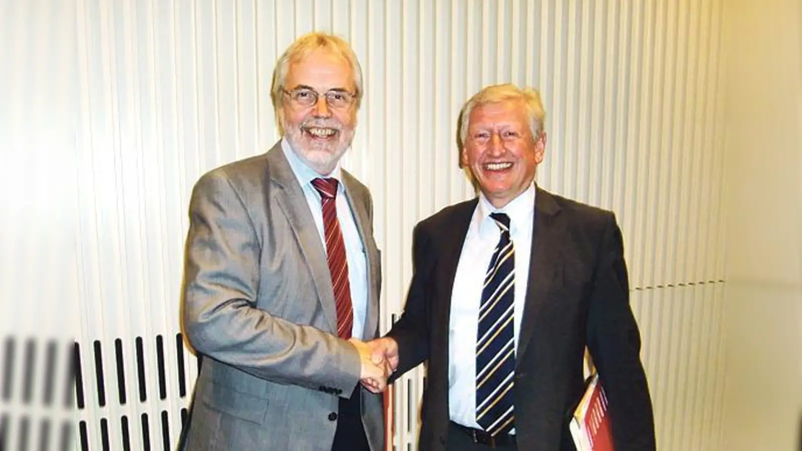 Das war noch vor der Abstimmung. Am Ende konnte nur noch einer lächeln, Ismanings Bürgermeister Michael Sedlmair (links). Sein Unterföhringer Kollege Franz Schwarz muss sich von Gymnasiumsträumen verabschieden.	 (Foto: ikb)